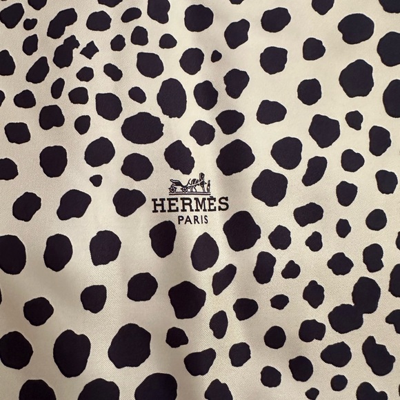 Hermes Faune Giant Pointe silk scarf 48” wide x 25” tall - Picture 3 of 5